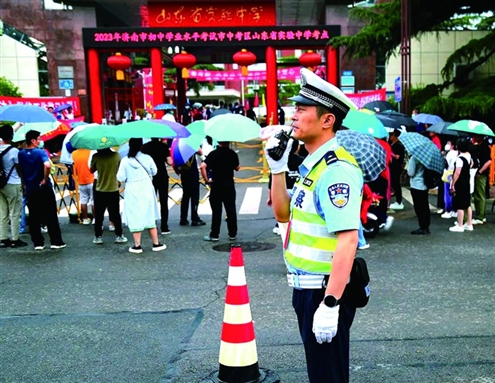 一名警察正在考点外执勤